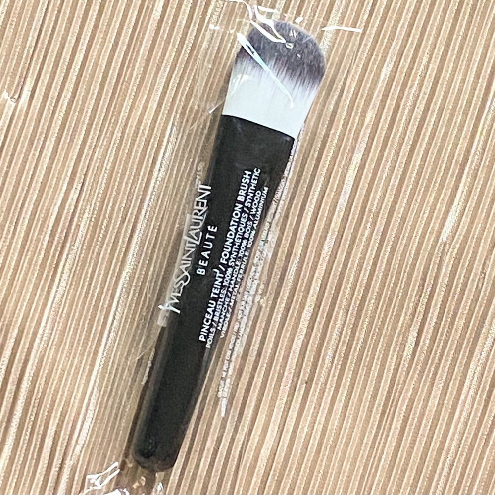 YSL Yves Saint Laurent BEAUTE Travel Foundation Brush